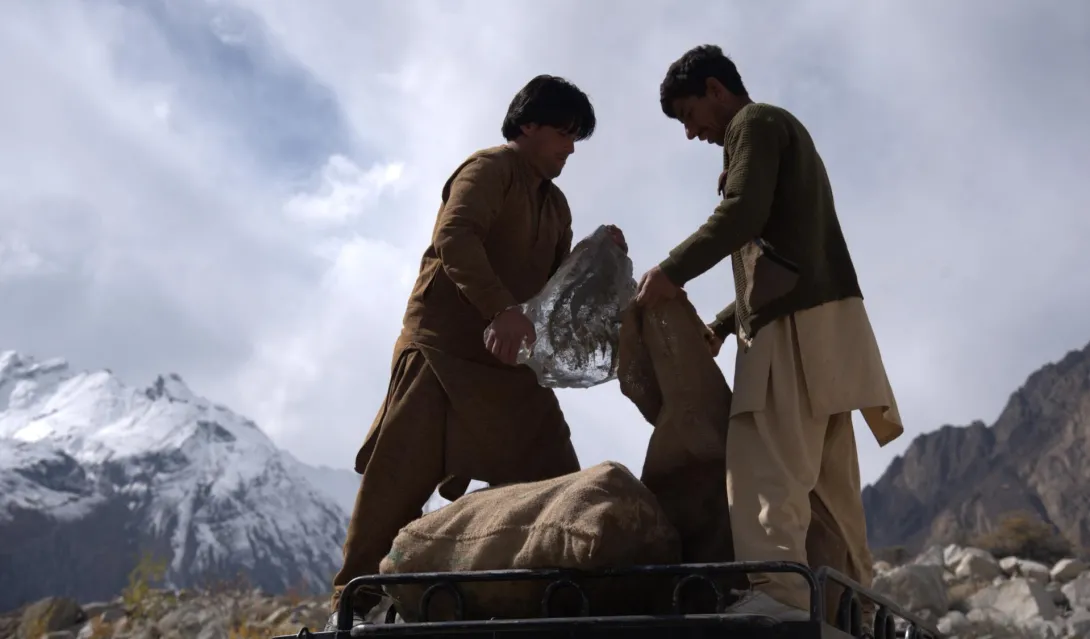 Bremasse frå dei ulike breane blir båre opp i fjellet