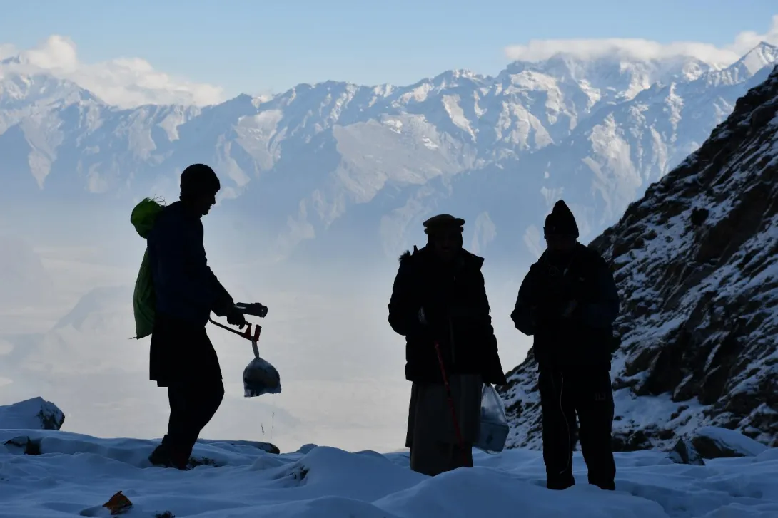 Bremasse frå dei ulike breane blir båre opp i fjellet