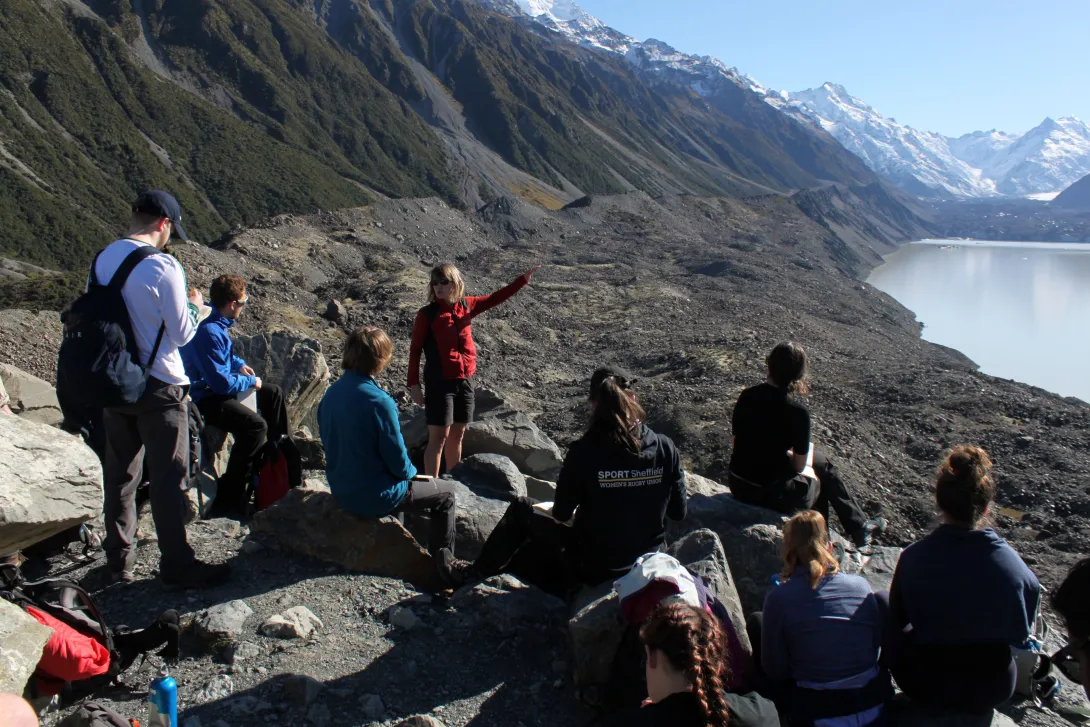 Heather som lærer med skoleklasse på Tasman breen